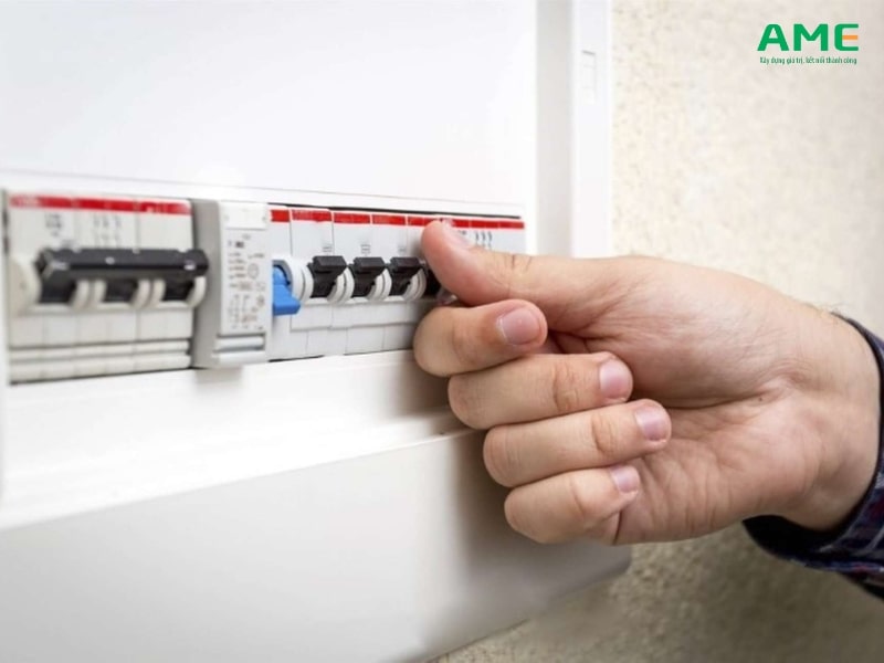 Aptomat không gạt lên được có thể do công suất sử dụng điện lớn, hoặc do vấn đề trong mạch điện