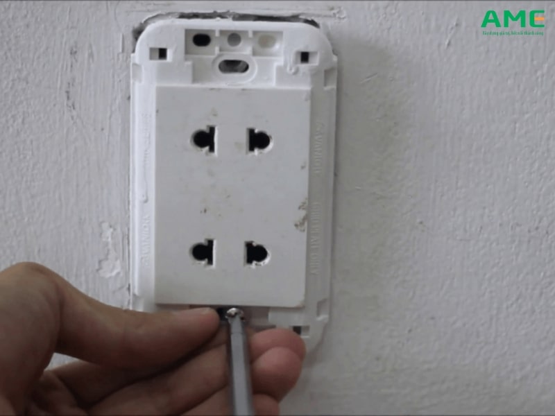 Cách sửa ổ điện bị chập sao cho an toàn và nhanh nhất?