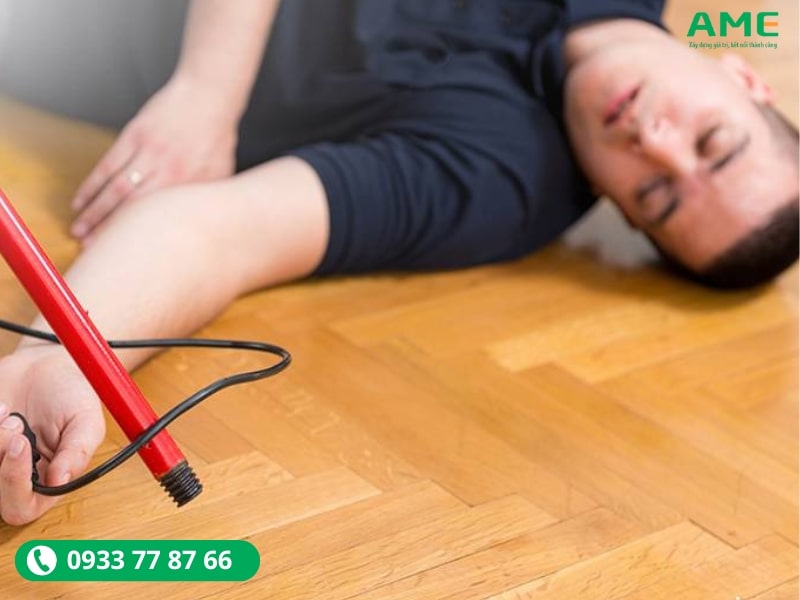 Tách nguồn điện ra khỏi người nạn nhân