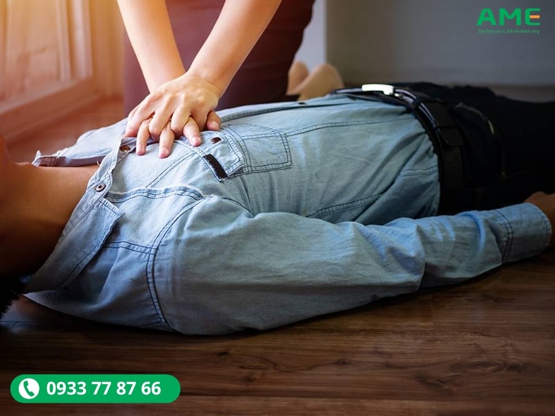 Tiến hành sơ cứu người bị điện giật